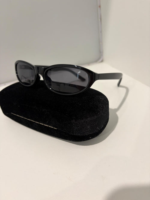Y2K Black Oval Sunglasses – Retro 90s Minimalist Eyewear