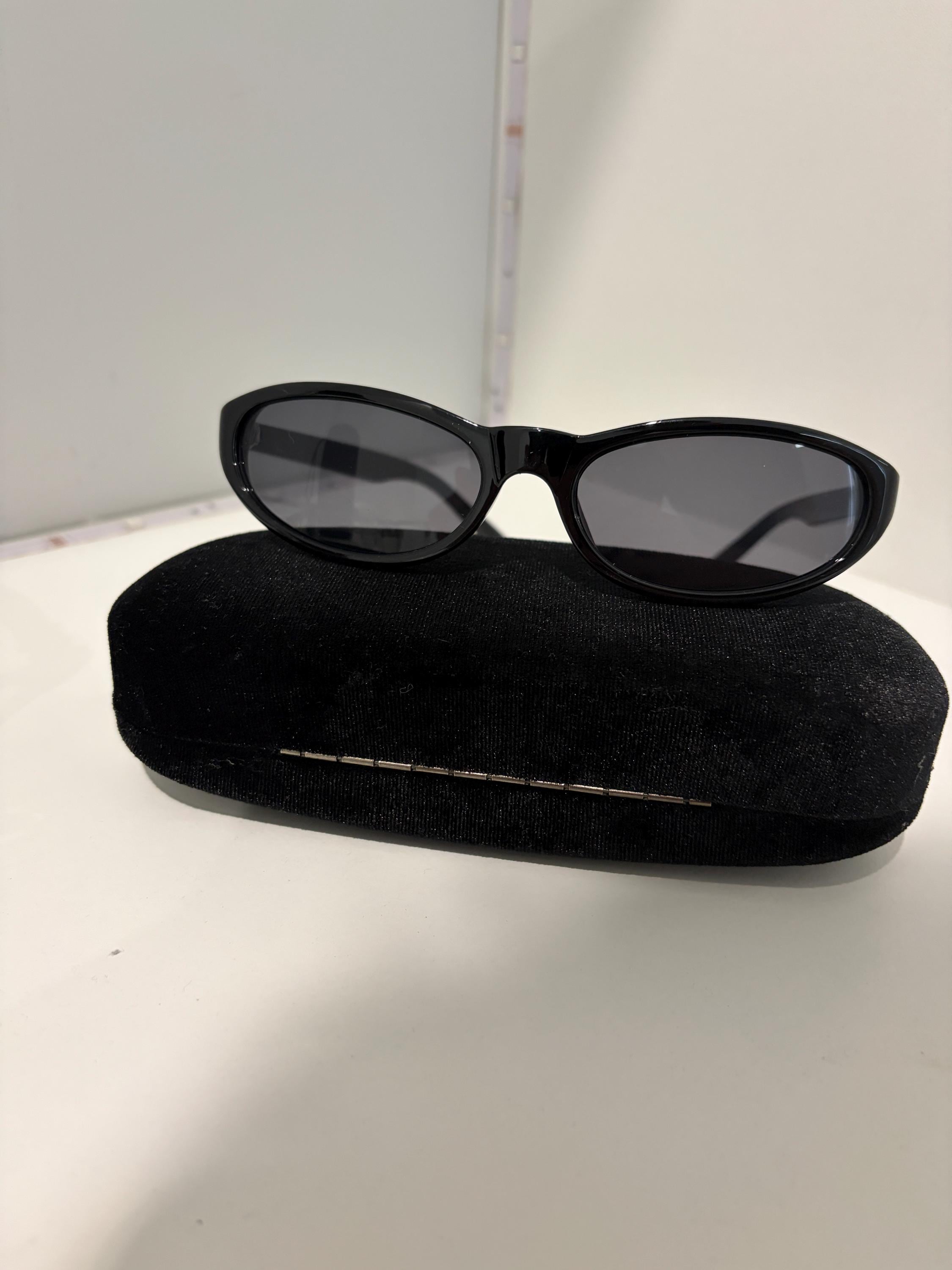 Y2K Black Oval Sunglasses – Retro 90s Minimalist Eyewear
