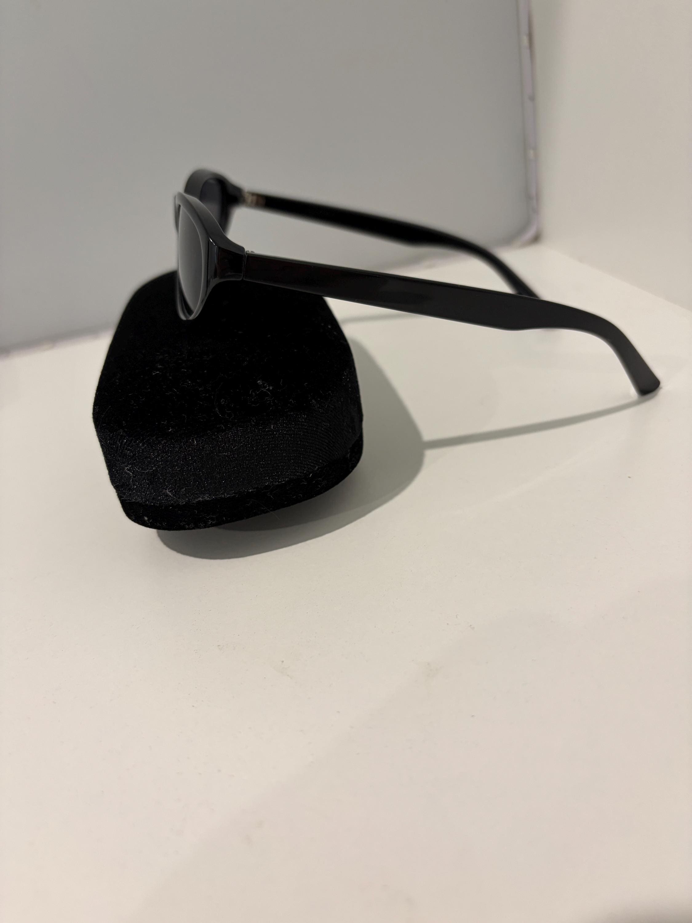 Y2K Black Oval Sunglasses – Retro 90s Minimalist Eyewear